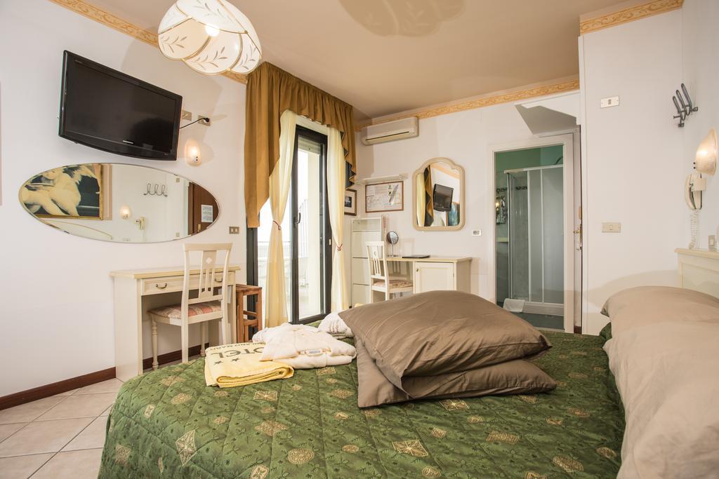 Hotel Byron Milano Marittima Dış mekan fotoğraf